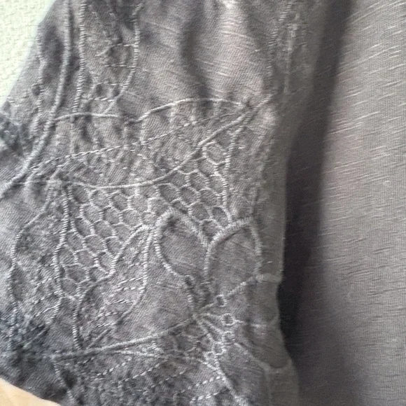 Talbots Woman Black Short‎ Sleeve Tee Size X Embroidered Sleeve Scallop V-Neck - Picture 4 of 8